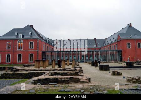 Abbazia di Stavelot in Belgio con le rovine del tempio dei templari in primo piano Foto Stock