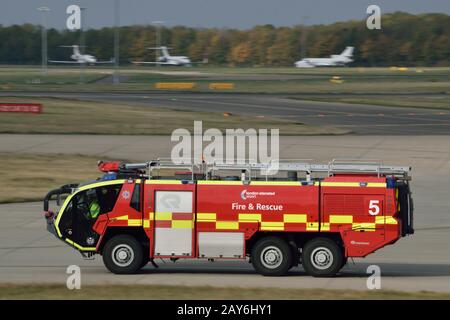 Motore antincendio aeroportuale con pattuglia di routine all'aeroporto di Stansted Foto Stock