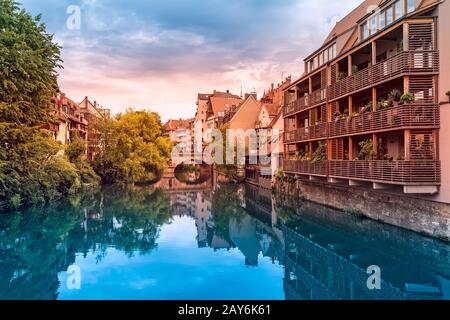 Vista panoramica dell'antica architettura delle case residenziali sulle rive del fiume Pegnitz a Norimberga Foto Stock