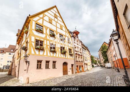 La vecchia strada di Norimberga con le sue tradizionali case a graticcio è una popolare attrazione turistica in Germania. Foto Stock