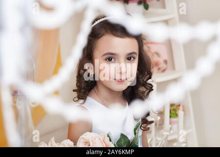 Bella ragazza dai capelli scuri con occhi espressivi Foto Stock