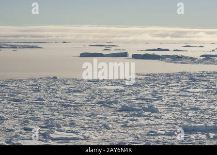 Ricoperto di ghiaccio e iceberg vicino alla penisola antartica lo stretto in inverno Foto Stock