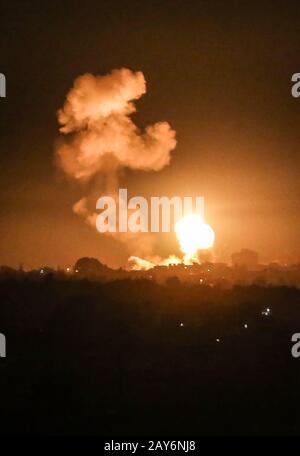 Una palla di fuoco e fumo sale sopra gli edifici durante gli attacchi aerei israeliani che puntano a posizioni di Qassam, Hamas, nella striscia di Gaza, il 05 febbraio 2020. Foto Stock