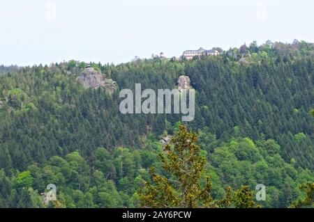 Falkenfelsen Hertahütte Bühlertal mit Schlosshotel Bühlerhöhe Bühl im Foresta Nera Germania Foto Stock