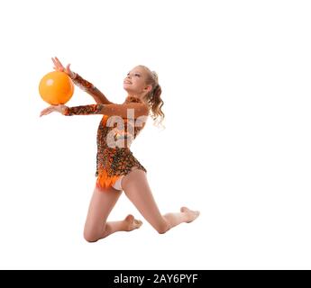 Giovani slim ginnasta con palla gialla studio shot Foto Stock