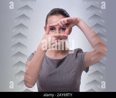 Imprenditrice premendo i pulsanti virtuali nel concetto di business Foto Stock