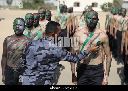 I cadetti di polizia palestinesi partecipano a una sessione di formazione presso un'accademia di polizia a Gaza, il 6 febbraio 2020. Foto Di Abed Rahim Khatib/Alamy Foto Stock