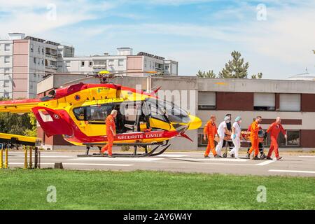 22 luglio 2019, Strasburgo, Francia: La squadra di salvataggio trasporta la vittima di un incidente stradale su una barella da un elicottero paramedico Foto Stock