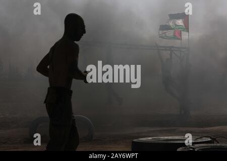 I cadetti di polizia palestinesi partecipano a una sessione di formazione presso un'accademia di polizia a Gaza, il 6 febbraio 2020. Foto Di Abed Rahim Khatib/Alamy Foto Stock