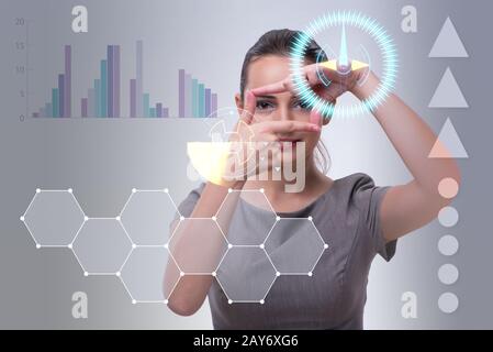Imprenditrice premendo i pulsanti virtuali nel concetto di business Foto Stock
