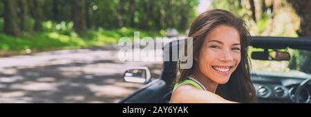 Donna dell'autista asiatico sorridente felice di rilassarsi in auto convertibile durante la vacanza estiva di viaggio su strada. Destinazione di viaggio in viaggio attraverso Hawaii, banner panorama. Foto Stock