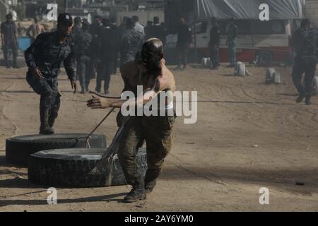 I cadetti di polizia palestinesi partecipano a una sessione di formazione presso un'accademia di polizia a Gaza, il 6 febbraio 2020. Foto Di Abed Rahim Khatib/Alamy Foto Stock