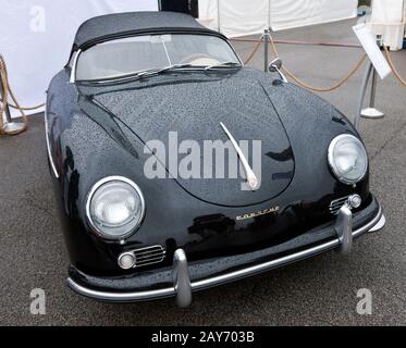 Vista frontale di una Porsche 356A Speedster LHD del 1956, nera, in mostra al Silverstone Classic 2019 Foto Stock