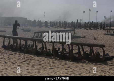 I cadetti di polizia palestinesi partecipano a una sessione di formazione presso un'accademia di polizia a Gaza, il 6 febbraio 2020. Foto Di Abed Rahim Khatib/Alamy Foto Stock