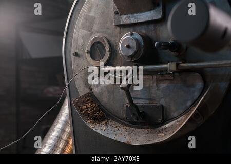 I chicchi di caffè per la cottura durante la tostatura Foto Stock
