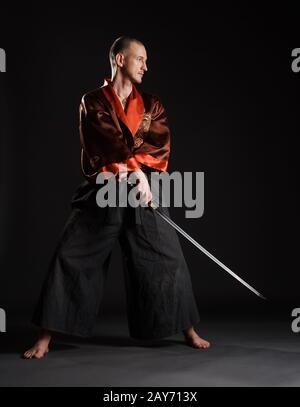 Uomo in kimono la pratica con la spada giapponese Foto Stock