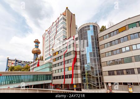 19 luglio 2019, Vienna, Austria: Famosa architettura Hundertwasser edificio Spittelau fabbrica di incenerimento dei rifiuti Foto Stock