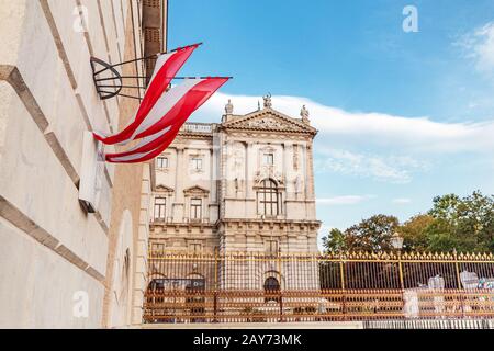 Bandiere austriache su un palazzo Hofburg a Vienna Foto Stock