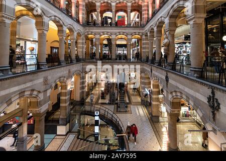 Amsterdam, Paesi Bassi - 30 gennaio 2020: Persone che si trovano all'interno del lussuoso centro commerciale Magna Plaza di Amsterdam. L'edificio risale al 19th cen Foto Stock