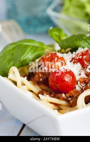 Porzione Spaghetti Bolognese mit Salat Foto Stock