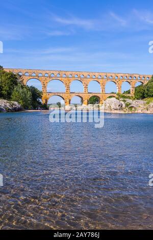 Pont du Gard fu costruito in epoca romana sul fiume Gardon Foto Stock