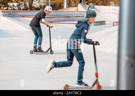 3 maggio 2019, Mosca, Russia: I bambini fanno un giro in scooter in uno skatepark su rampe e fanno alcuni trucchi Foto Stock