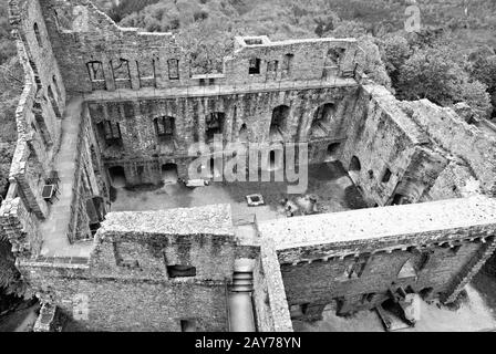 Vista sulle rovine del vecchio castello di Baden-Baden Germania in bianco e nero Foto Stock