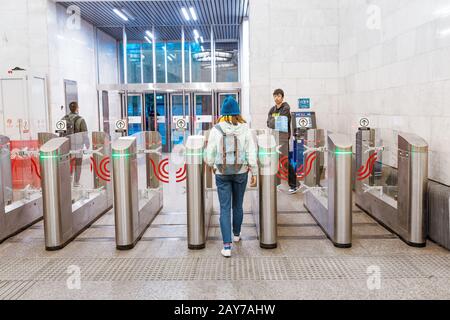 4 maggio 2019, Mosca, Russia: Persone con tornelli all'ingresso della stazione della metropolitana Foto Stock