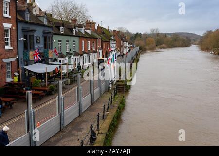 Barriere alluvionali erette sul fiume Severn a Bewdley, Worcestershire, febbraio 2020 Foto Stock