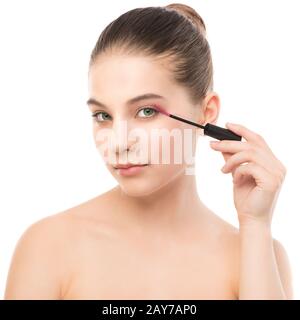 Occhio compongono applicare. Applicazione di mascara closeup, lunghe ciglia. trucco pennello. Isolato. Foto Stock