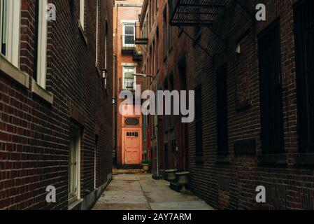 Un vicolo scuro e creepy di boston di notte Foto Stock