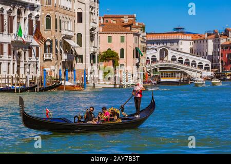 VENEZIA, ITALIA - 22 AGOSTO 2016: Giro turistico in gondola vicino al ponte di Rialto il 22 agosto 2016 a Venezia Foto Stock