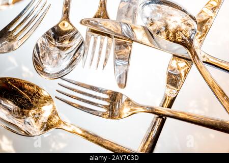 Forchetta, cucchiaio e coltello con riflessi ed effetti luminosi Foto Stock