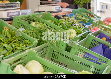 Stand di vendita di un mercato settimanale con verdure biologiche regionali - primo piano Foto Stock