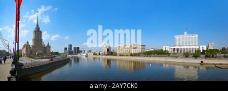 MOSCA, RUSSIA - 01 MAGGIO: Mosca Panorama - il famoso grattacielo di Stalin Hotel Ucraina e Casa Bianca del governo russo il mese di maggio Foto Stock