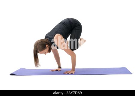 Donna facendo handstand in studio shot isolato Foto Stock