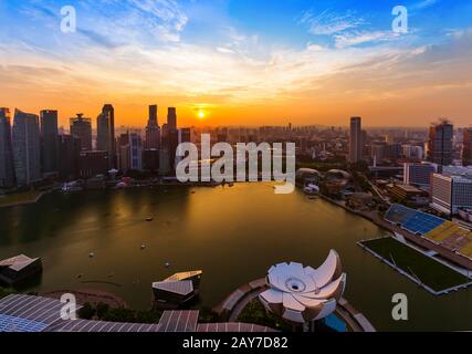 SINGAPORE - APRILE 14: Skyline della citta' di Singapore e Marina Bay il 14 Aprile 2016 a Singapore Foto Stock