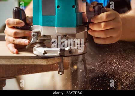 Close up uomo fare il lavoro in legno in Falegnameria Foto Stock