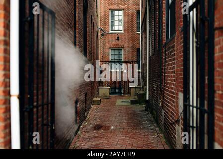 Un vicolo di boston stretto e creepy scuro Foto Stock