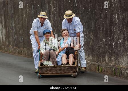 FUNCHAL, MADEIRA - 19 SETTEMBRE: Tradizionale gita in slitta da discesa il 19 settembre 2016 a Madeira, Portogallo Foto Stock