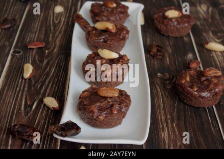 Muffin con grano saraceno e datteri. Muffin al cioccolato. Dolci sani e fatti in casa, muffin con noci. Foto Stock