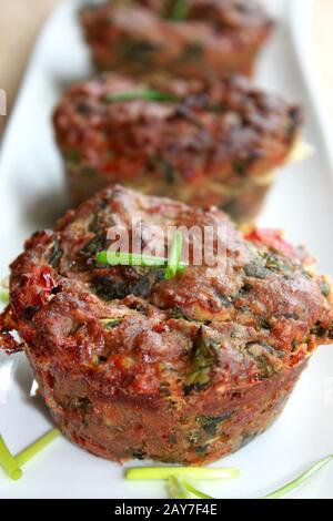 Muffin per la colazione secchi. Muffin con formaggio feta e erba cipollina. Colazione perfetta e gustosa. Muffin con spinaci Foto Stock