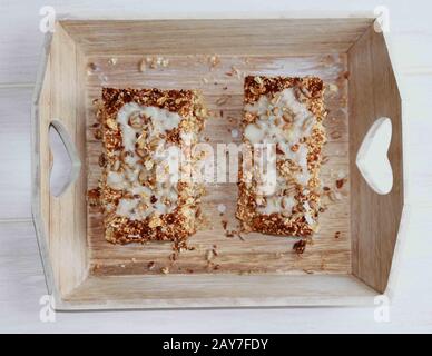 Bar di semi di girasole fatti in casa. Bar di grani e pips. Barra energetica. Uno spuntino sano e gustoso. Snack di cocco fatto in casa. Sungflower Seed bar con cioccolato Foto Stock