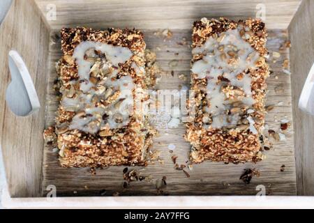 Bar di semi di girasole fatti in casa. Bar di grani e pips. Barra energetica. Uno spuntino sano e gustoso. Snack di cocco fatto in casa. Sungflower Seed bar con cioccolato Foto Stock