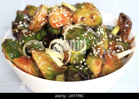 Arrosto Di Bruxelles Kung Poa. Spuntino fatto in casa. Bruxelles germogli in salsa di soia con sesamo. Una gustosa aggiunta alla cena. Foto Stock