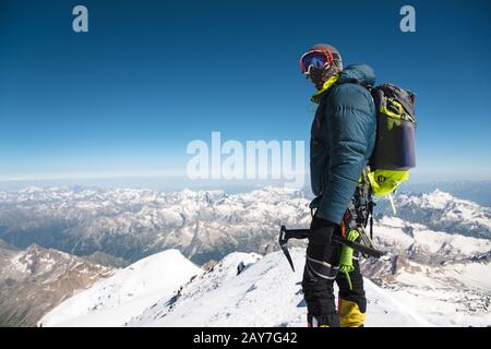 Guida professionista: Arrampicatore sulla cima innevata del vulcano Elbrus che dorme Foto Stock