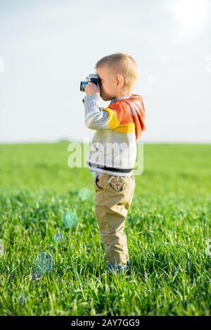 Ragazzino con un vecchio le riprese della telecamera per esterno. Foto Stock