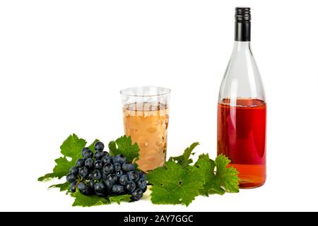 Vino rosso con picchi di rosso e uva isolato su bianco Foto Stock