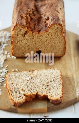 Pane a grana multipla da un distributore automatico. Pane fatto in casa. Pane integrale di grano. Pane sano. Pane con farinata d'avena e cereali. Foto Stock