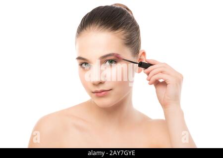 Occhio compongono applicare. Applicazione di mascara closeup, lunghe ciglia. trucco pennello. Isolato. Foto Stock